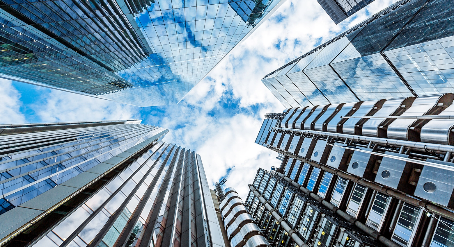 クラウドと高層ビル