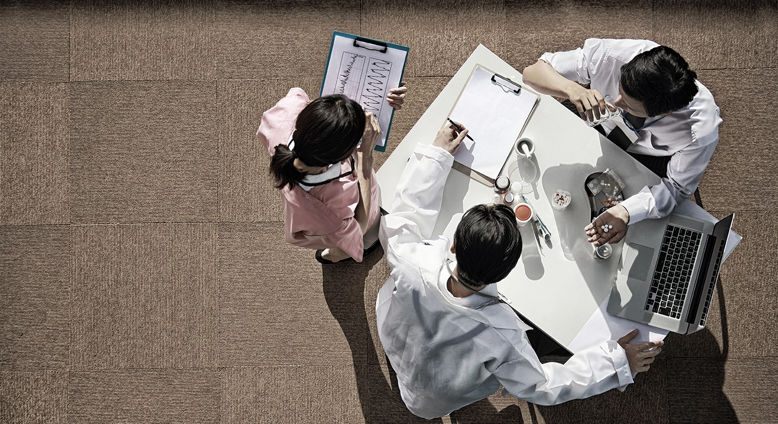 座って話し合っている医師たち