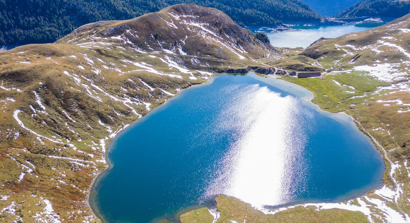 山々に囲まれた湖 