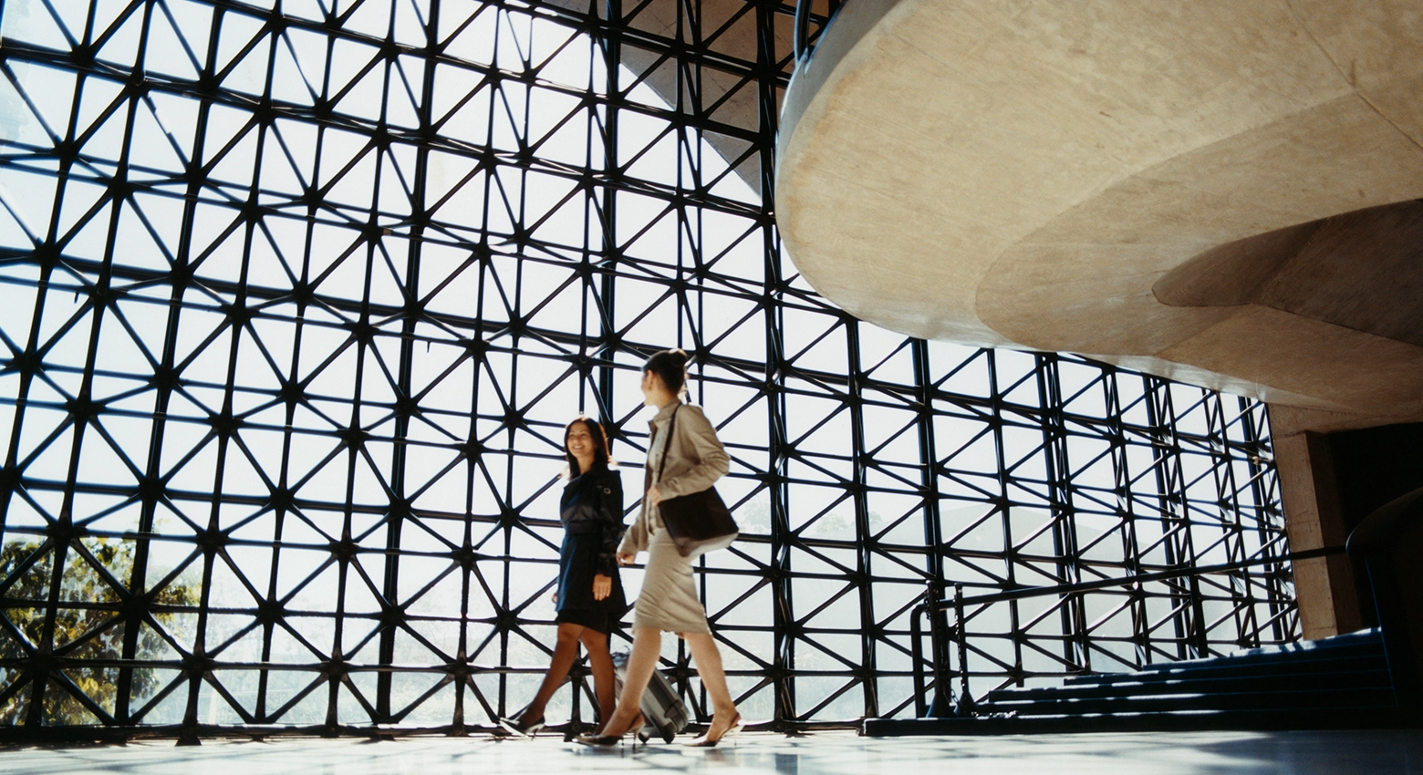 建物の中を歩く女性