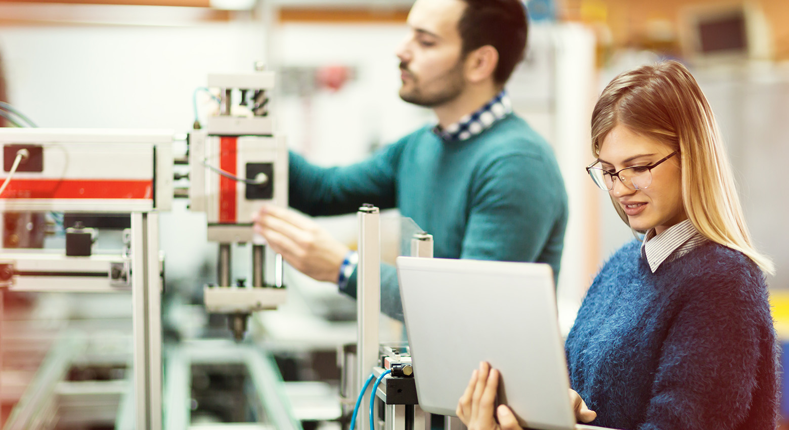 一緒に仕事をしている2人の従業員