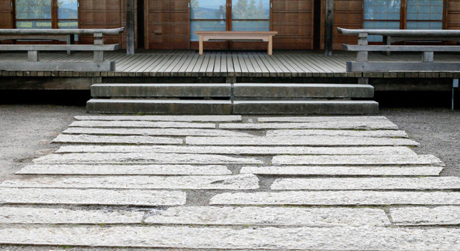 建物とベンチに続く石畳の道 