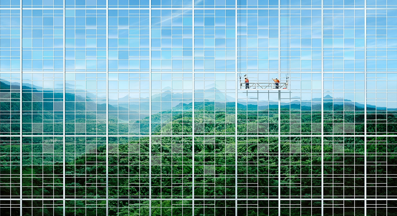 窓から見える山と空の眺め 