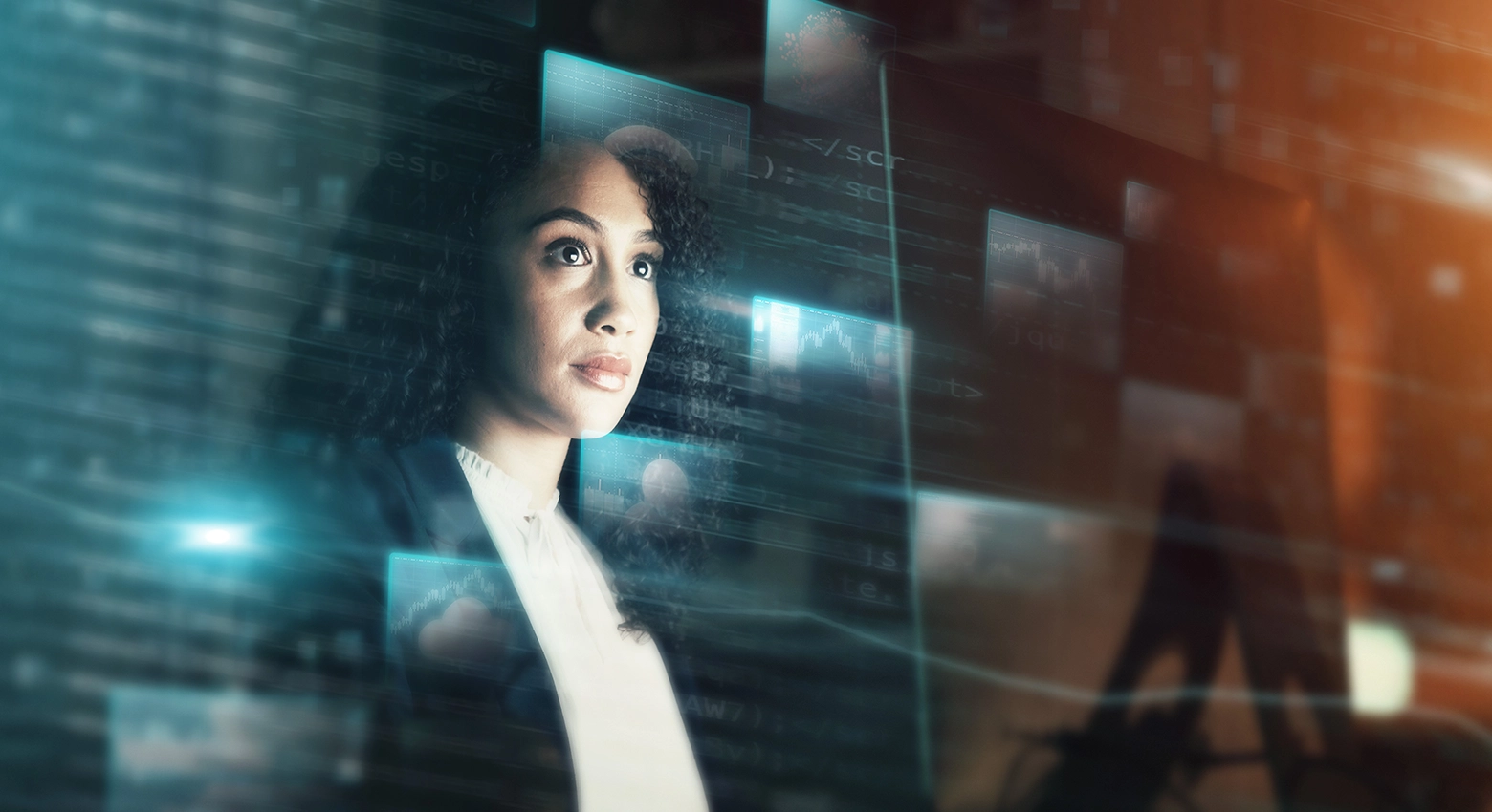 データを見ている女性