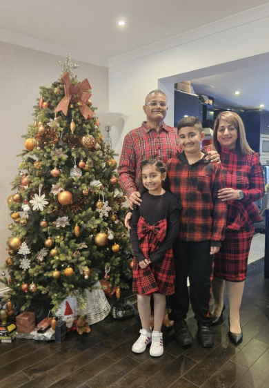 クリスマスを祝う家族 