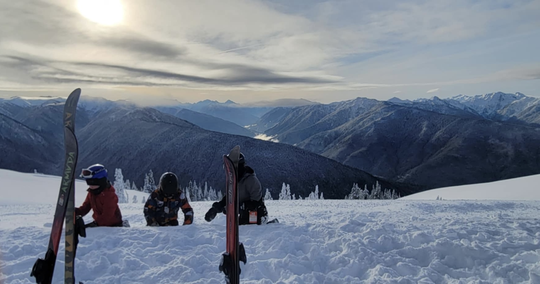 夕暮れ時のスキー