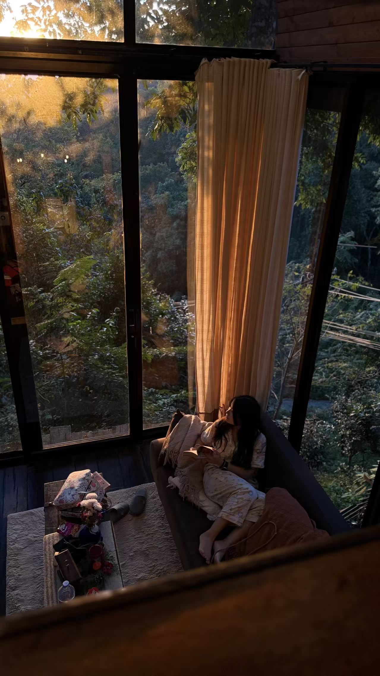 夕暮れ時をともに過ごす家族