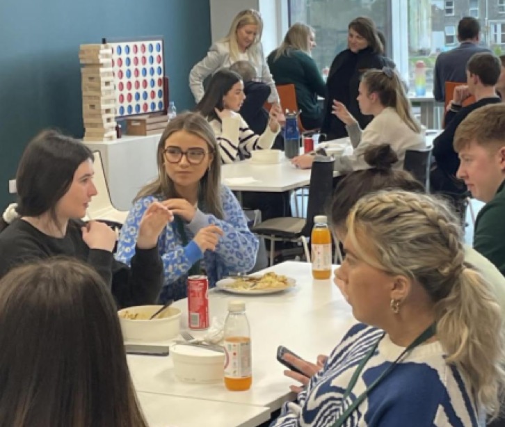 一緒に昼食をとる社員