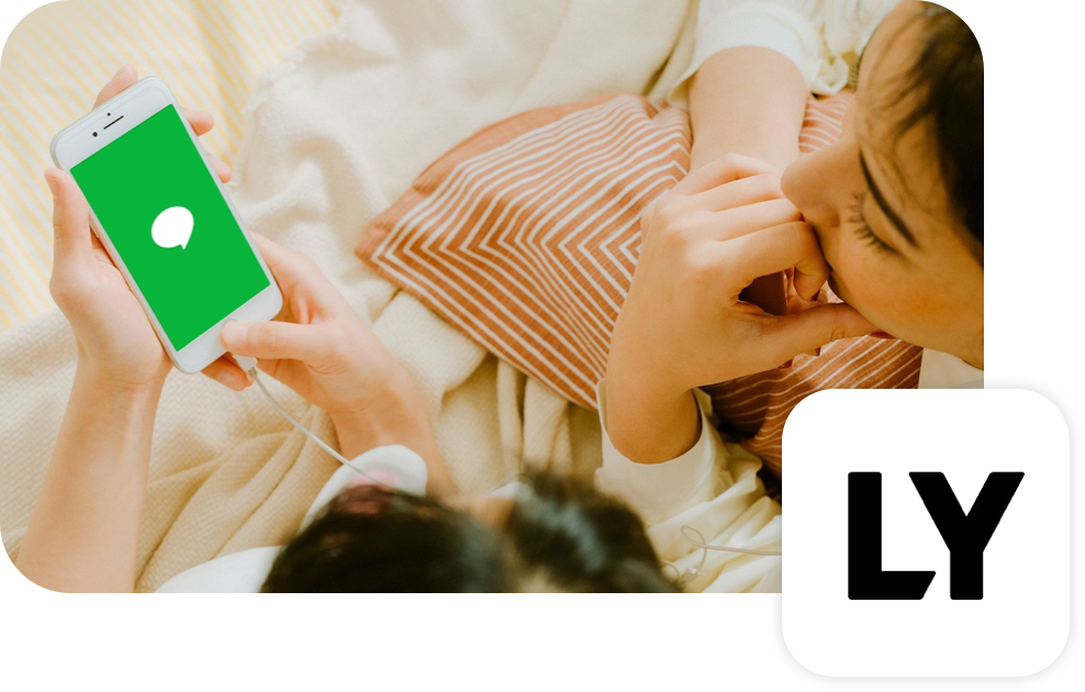 携帯電話で LY アプリを見ている人